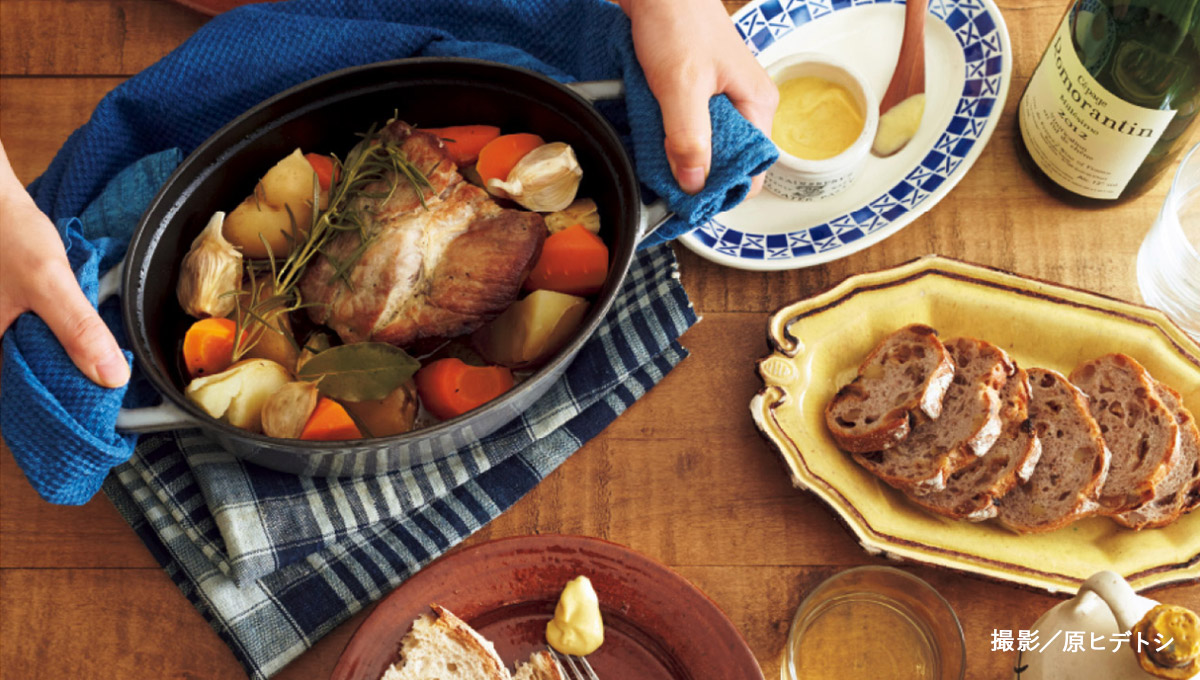 迫力のポットローストがメイン！　真っ赤なサラダと甘酸っぱいデザートで彩り豊かな晩ごはん