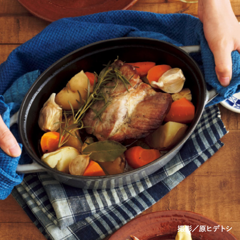 迫力のポットローストがメイン！　真っ赤なサラダと甘酸っぱいデザートで彩り豊かな晩ごはん