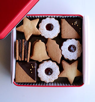 型のプレゼントつき！加藤里名さんの心ときめくクリスマスのクッキー缶