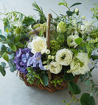 TAMOTAMOさんの初夏の花と和菓子レッスン2～紫陽花とグリーンのバスケットと紫陽花の練り切り～