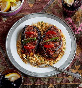 サラーム海上さんのメイハネナイト！ トルコの大衆食堂の定番料理「揚げなすの肉詰め煮込み」