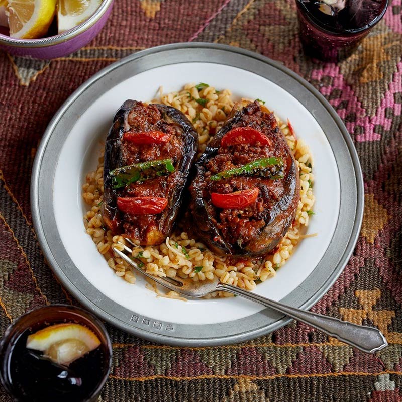 サラーム海上さんのメイハネナイト！ トルコの大衆食堂の定番料理「揚げなすの肉詰め煮込み」