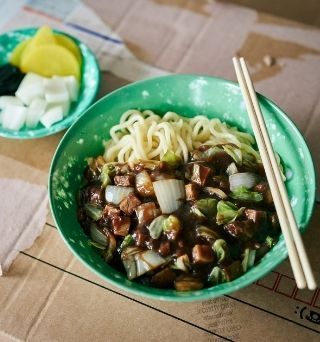 重信初江さんのおいしい韓国　現地の人は必ず食べる！？　韓国版引っ越しそば 「ジャジャンミョン」と「タンスユク」を作ろう！