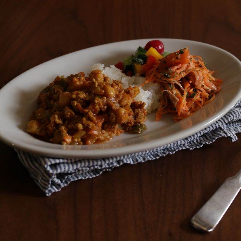 忙しい日々に大活躍！　ひよこ豆のキーマカレーがメインの作りおき