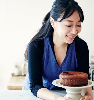 『本当は素朴なフランスのおやつ』発売特別企画　若山曜子さんと作るラズベリーのガトー・オ・ショコラ