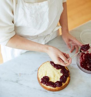 若山曜子さんと作る　いちごのコンフィチュールをサンドしたビクトリアケーキ