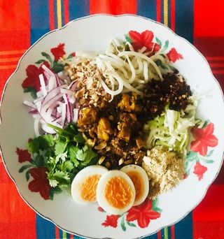 鈴木ラぺ子さんの奥深きミャンマー料理教室　マンダレーで人気の麺料理「ナンジートウッ」を習う