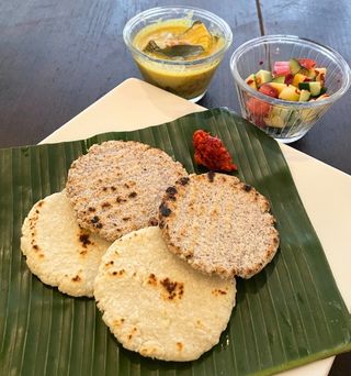 古積由美子さんとスリランカの朝ごはん～ココナッツのパンと魚のカレー～