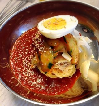 キムヨンジョンさんに教わる本場韓国のデジカルビ（豚カルビ）と熟成だれたっぷりの汁ビビン冷麺で乾杯！　仕込んだ水キムチのお持ち帰りつき♪