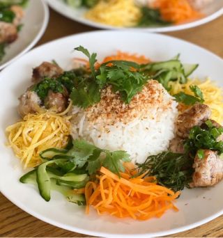 『an com』伊藤 忍さんによるベトナム中部地方のフエ料理　おもてなしにもぴったり！ 彩り豊かな「具だくさん混ぜご飯」
