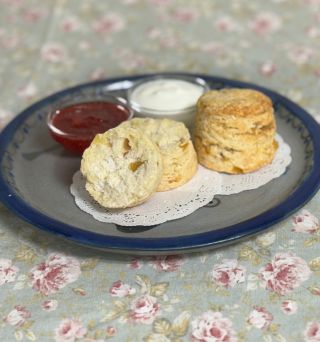 【Zoomライブ講座】Lazy Daisy Bakeryのイギリス菓子～レモンスコーン＆いちごジャム～