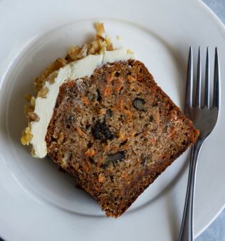 オオイワサチさんの魅惑のニューヨークフード「キャロットケーキとクラムチャウダー」
