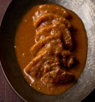 エリックサウス稲田俊輔さんと作る、豚肉をじっくり煮込んだゴア地方の逸品〈ポークビンダルー〉と〈ダールカレー〉