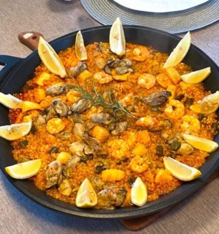 古田エチャニスふみさんの世界のおもてなし料理～かきとえびのパエリアとクリスマスリースサラダ～