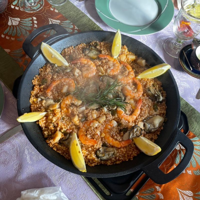 古田エチャニスふみさんの世界のおもてなし料理～かきとえびのパエリアとクリスマスリースサラダ～