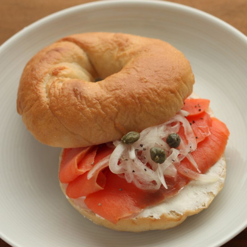 『HIGU BAGEL ＆ CAFE』樋口さんによる2種のベーグル　「ショコラメロンパンベーグル」と「クランベリー＆ホワイトチョコベーグル」を作って、お持ち帰り♪