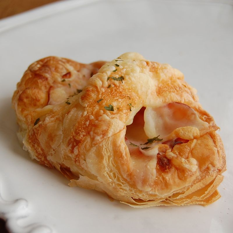 荻山和也さんに習う『BREAD＆DELI』レッスン　あこがれの折り込み生地「リボン型のチョコデニッシュ」に挑戦！