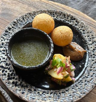 鎌倉・極楽寺『アナン』3代目・バラッツさんに習うインドの屋台料理　「春のスパイスつまみ」で乾杯！