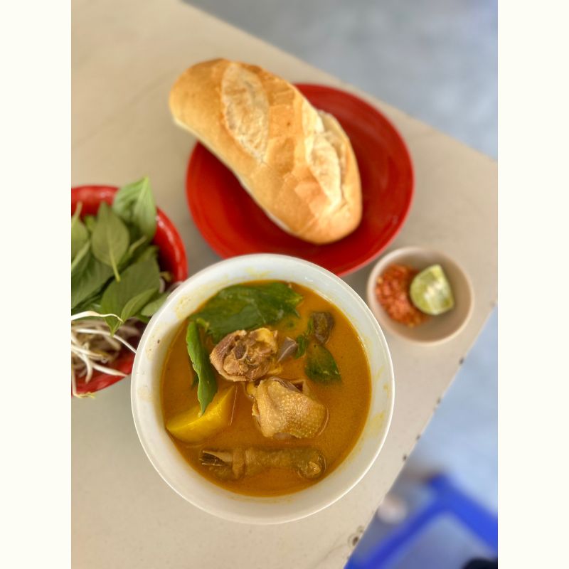 ベトナム料理研究家・ニアさんに教わる本場の味 「ベトナム風チキンカレー＆バインミー」と「バインセオ」