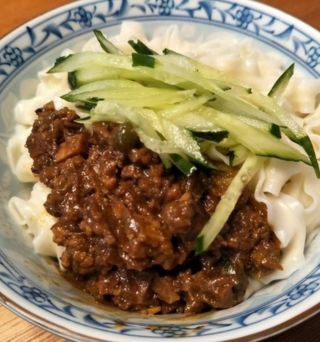 「街角饅頭店 吉祥天」邱さんの粉食教室～刀削麺にチャレンジ！～